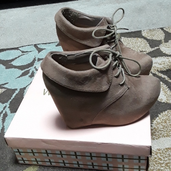 Wedge heel taupe faux suede booties - Picture 2 of 5
